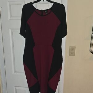 Nicole Miller Wine and Black Sheath Dress Short Sleeve Crew Neck